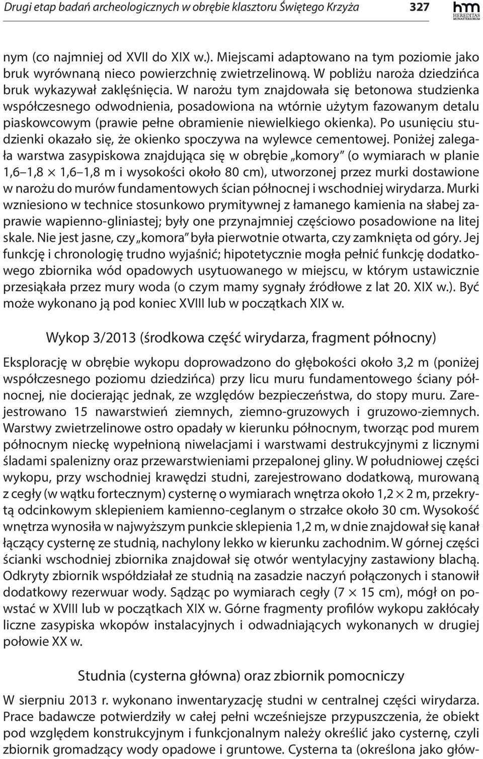 W narożu tym znajdowała się betonowa studzienka współczesnego odwodnienia, posadowiona na wtórnie użytym fazowanym detalu piaskowcowym (prawie pełne obramienie niewielkiego okienka).