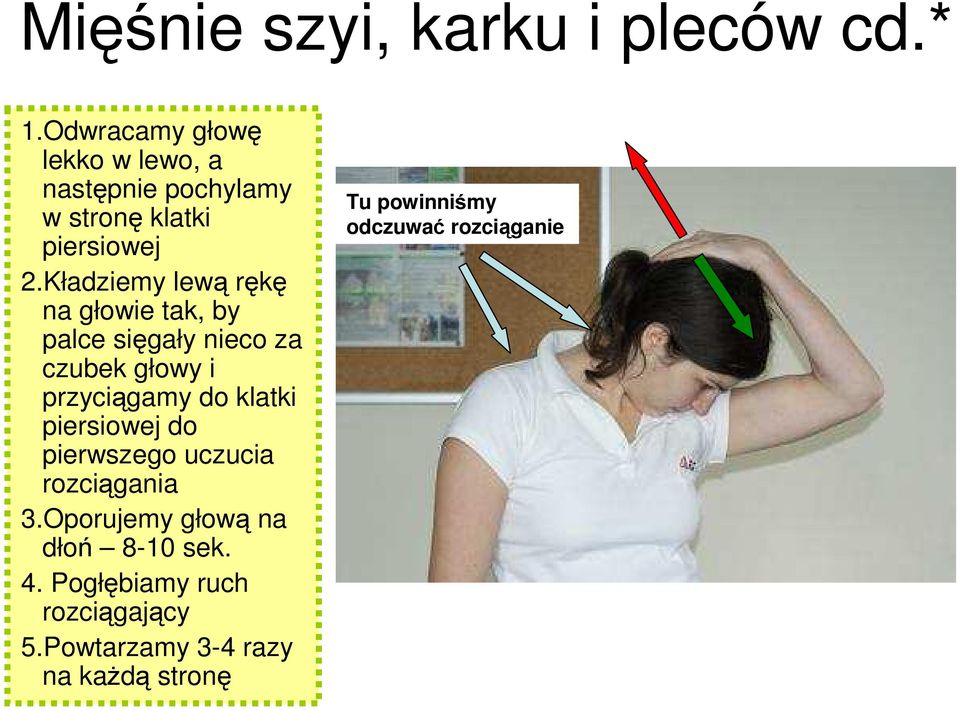 Kładziemy lewą rękę na głowie tak, by palce sięgały nieco za czubek głowy i przyciągamy do