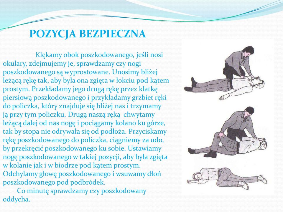 Przekładamy jego drugą rękę przez klatkę piersiową poszkodowanego i przykładamy grzbiet ręki do policzka, który znajduje się bliżej nas i trzymamy ją przy tym policzku.