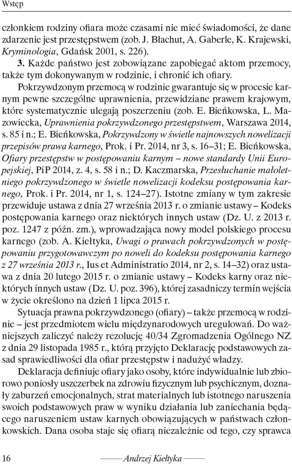 Pokrzywdzonym przemocą w rodzinie gwarantuje się w procesie karnym pewne szczególne uprawnienia, przewidziane prawem krajowym, które systematycznie ulegają poszerzeniu (zob. E. Bieńkowska, L.