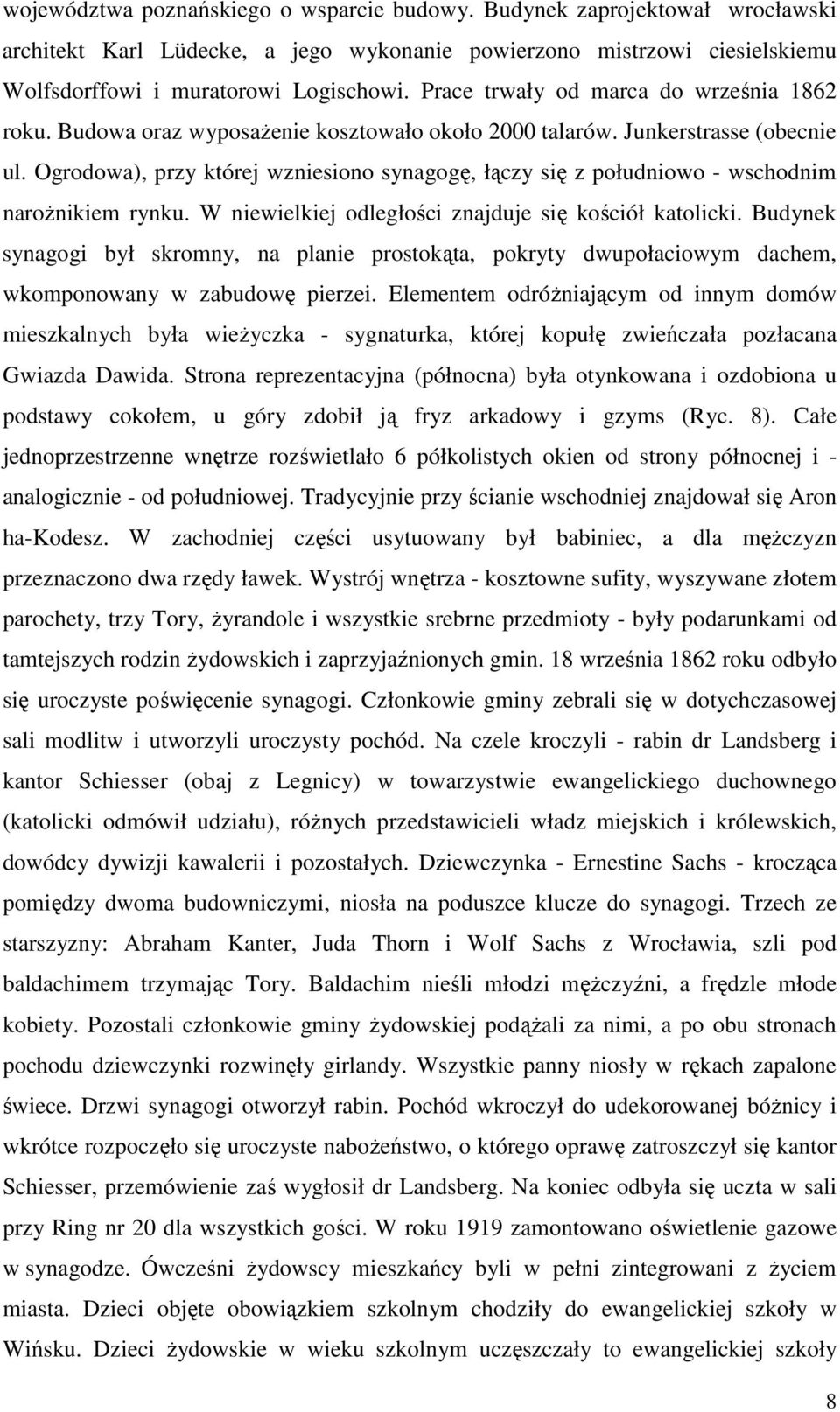 Ogrodowa), przy której wzniesiono synagogę, łączy się z południowo - wschodnim narożnikiem rynku. W niewielkiej odległości znajduje się kościół katolicki.