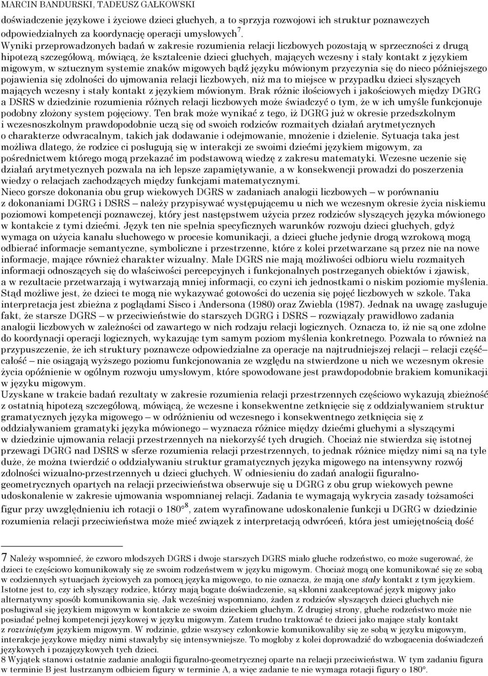 z językiem migowym, w sztucznym systemie znaków migowych bądź języku mówionym przyczynia się do nieco późniejszego pojawienia się zdolności do ujmowania relacji liczbowych, niż ma to miejsce w
