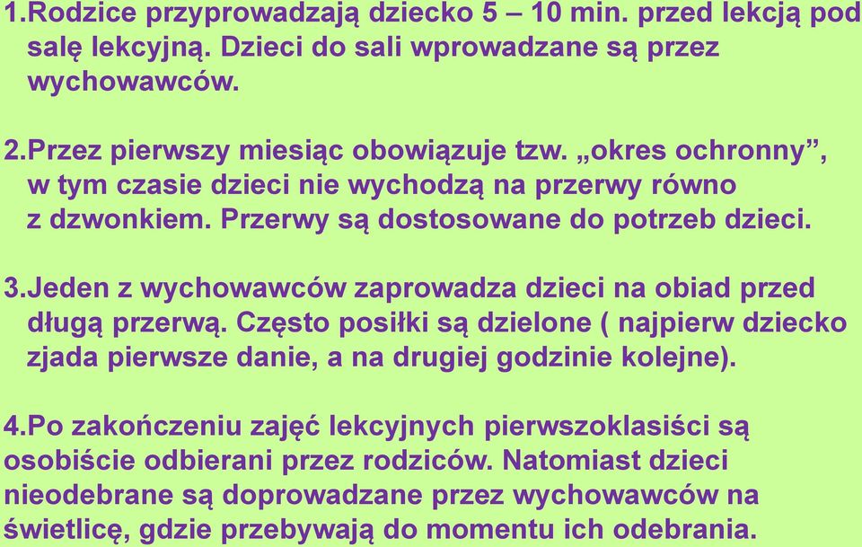 Jeden z wychowawców zaprowadza dzieci na obiad przed długą przerwą. Często posiłki są dzielone ( najpierw dziecko zjada pierwsze danie, a na drugiej godzinie kolejne).