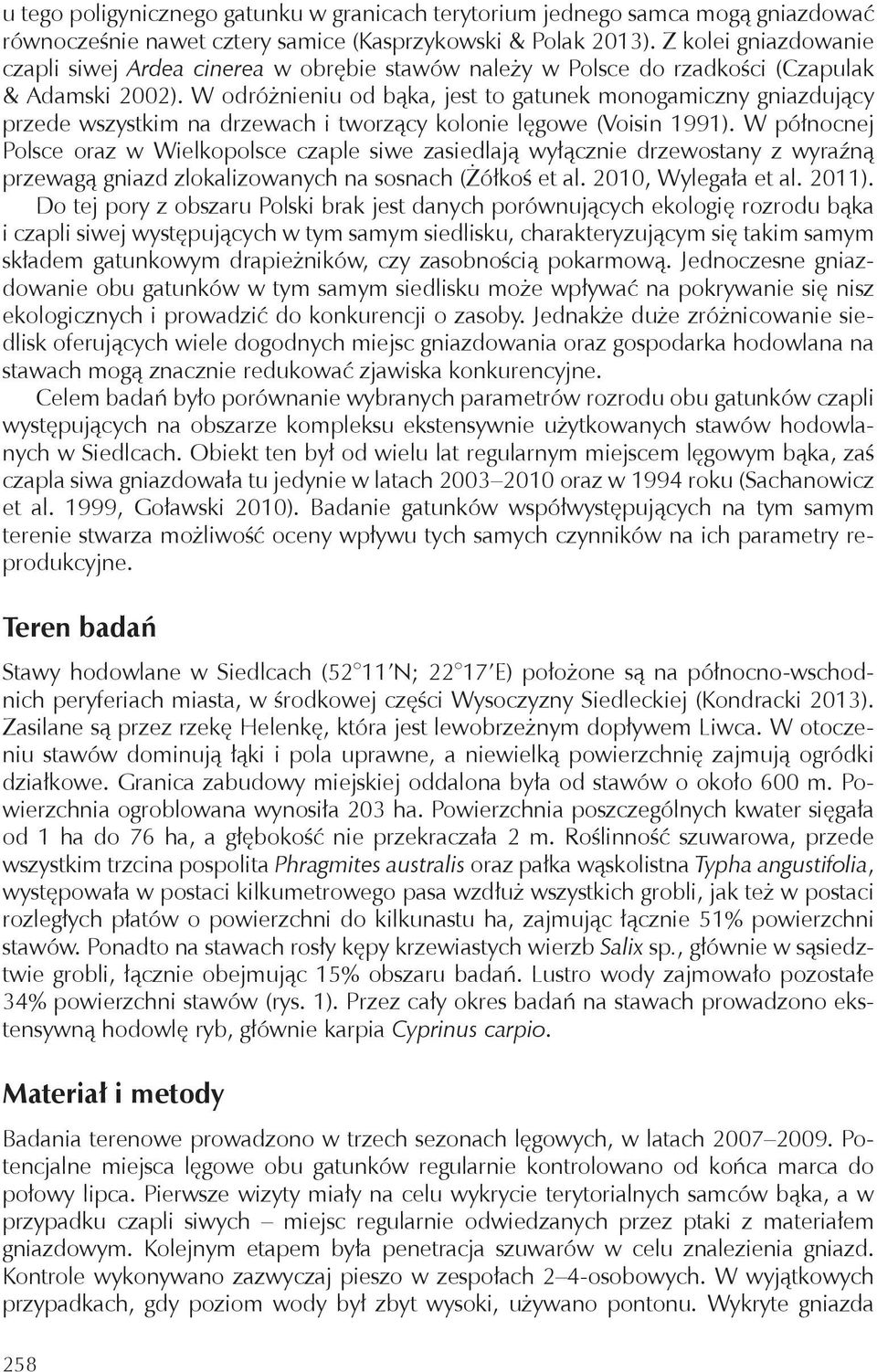 W odróżnieniu od bąka, jest to gatunek monogamiczny gniazdujący przede wszystkim na drzewach i tworzący kolonie lęgowe (Voisin 1991).