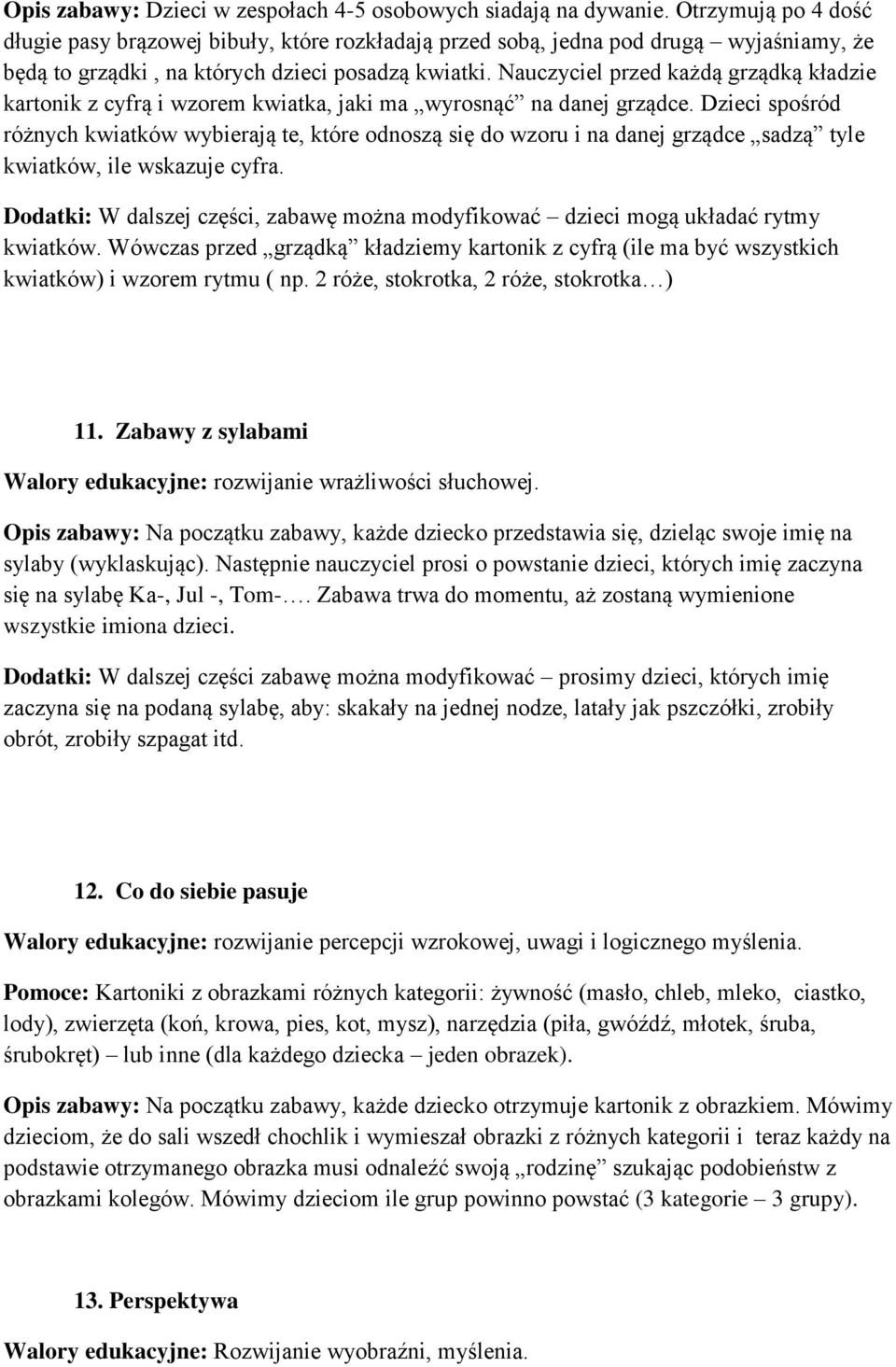 Nauczyciel przed każdą grządką kładzie kartonik z cyfrą i wzorem kwiatka, jaki ma wyrosnąć na danej grządce.