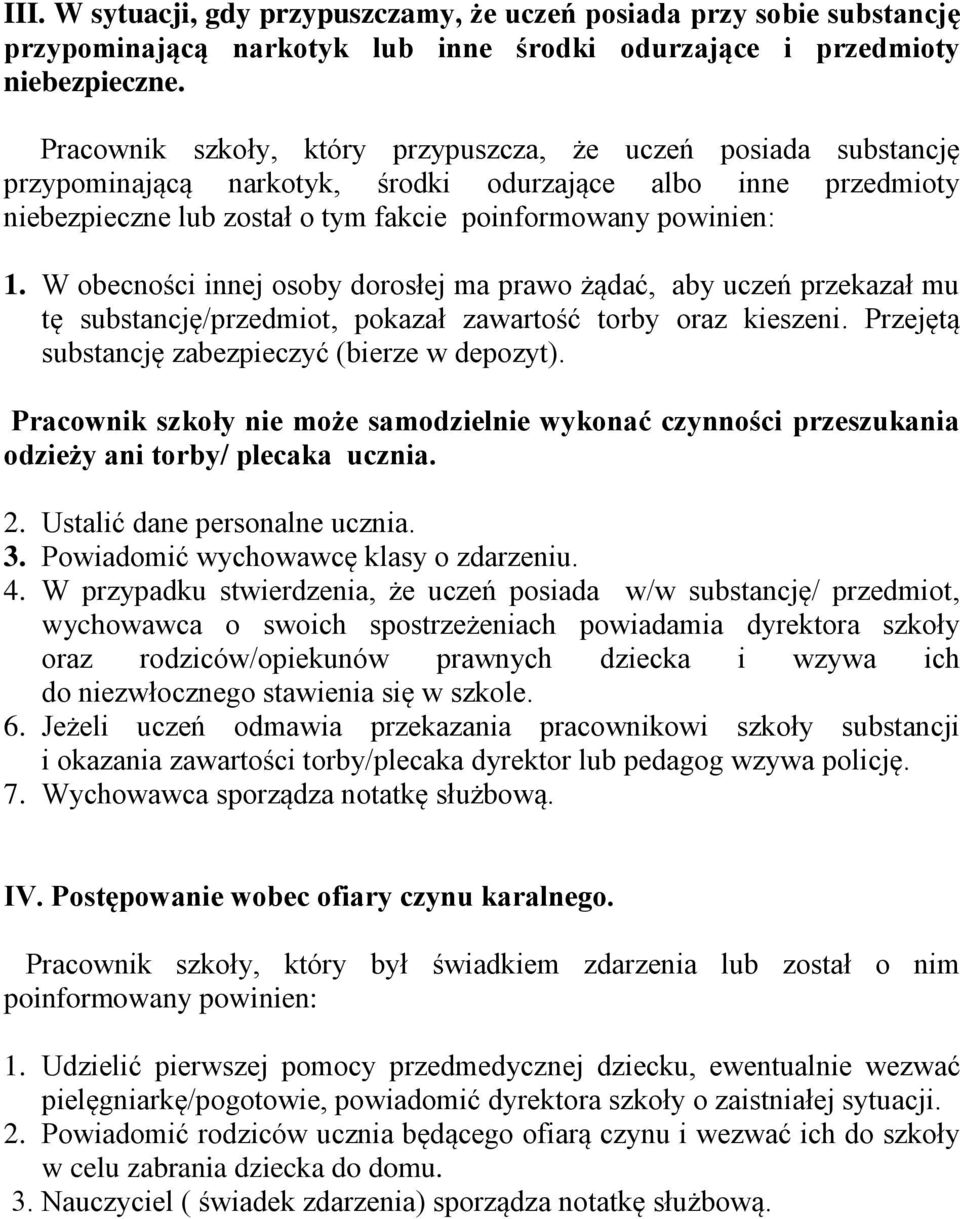 W obecności innej osoby dorosłej ma prawo żądać, aby uczeń przekazał mu tę substancję/przedmiot, pokazał zawartość torby oraz kieszeni. Przejętą substancję zabezpieczyć (bierze w depozyt).