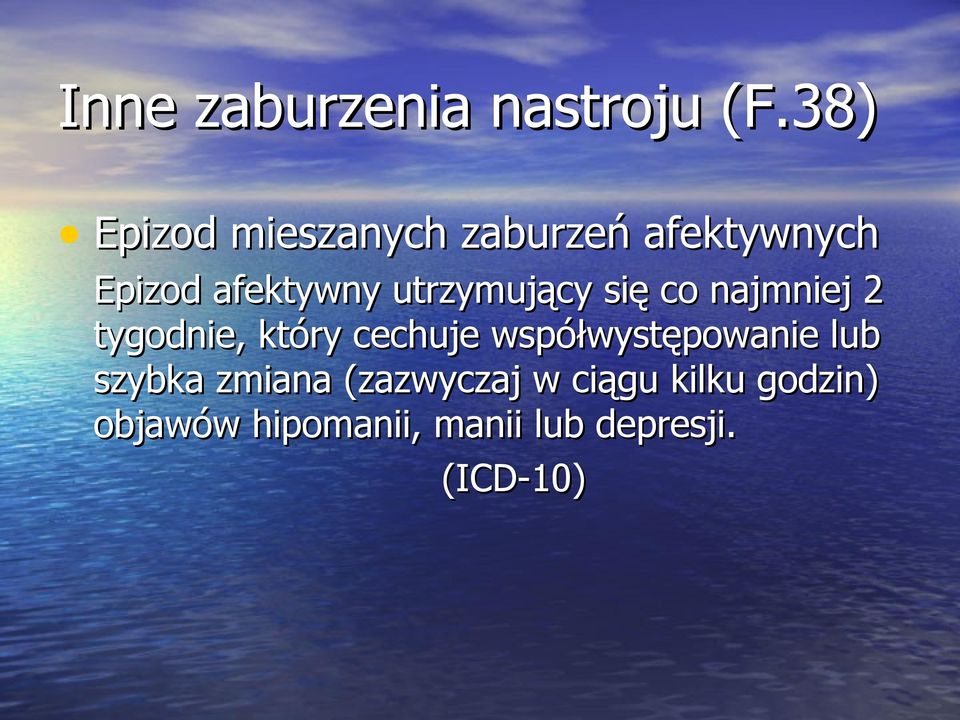 utrzymujący się co najmniej 2 tygodnie, który cechuje