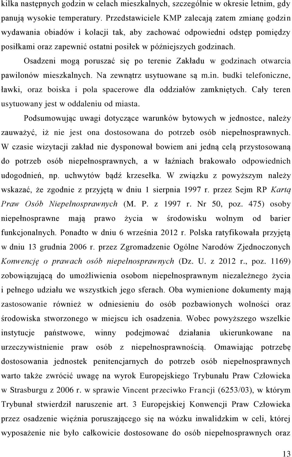 Osadzeni mogą poruszać się po terenie Zakładu w godzinach otwarcia pawilonów mieszkalnych. Na zewnątrz usytuowane są m.in. budki telefoniczne, ławki, oraz boiska i pola spacerowe dla oddziałów zamkniętych.