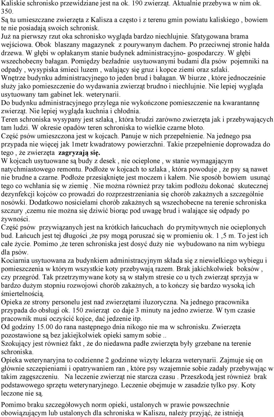 Sfatygowana brama wejściowa. Obok blaszany magazynek z pourywanym dachem. Po przeciwnej stronie hałda drzewa. W głębi w opłakanym stanie budynek administracyjno- gospodarczy.