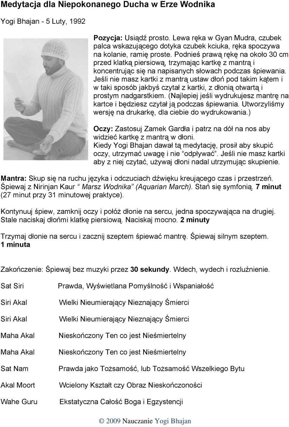 Podnieś prawą rękę na około 30 cm przed klatką piersiową, trzymając kartkę z mantrą i koncentrując się na napisanych słowach podczas śpiewania.