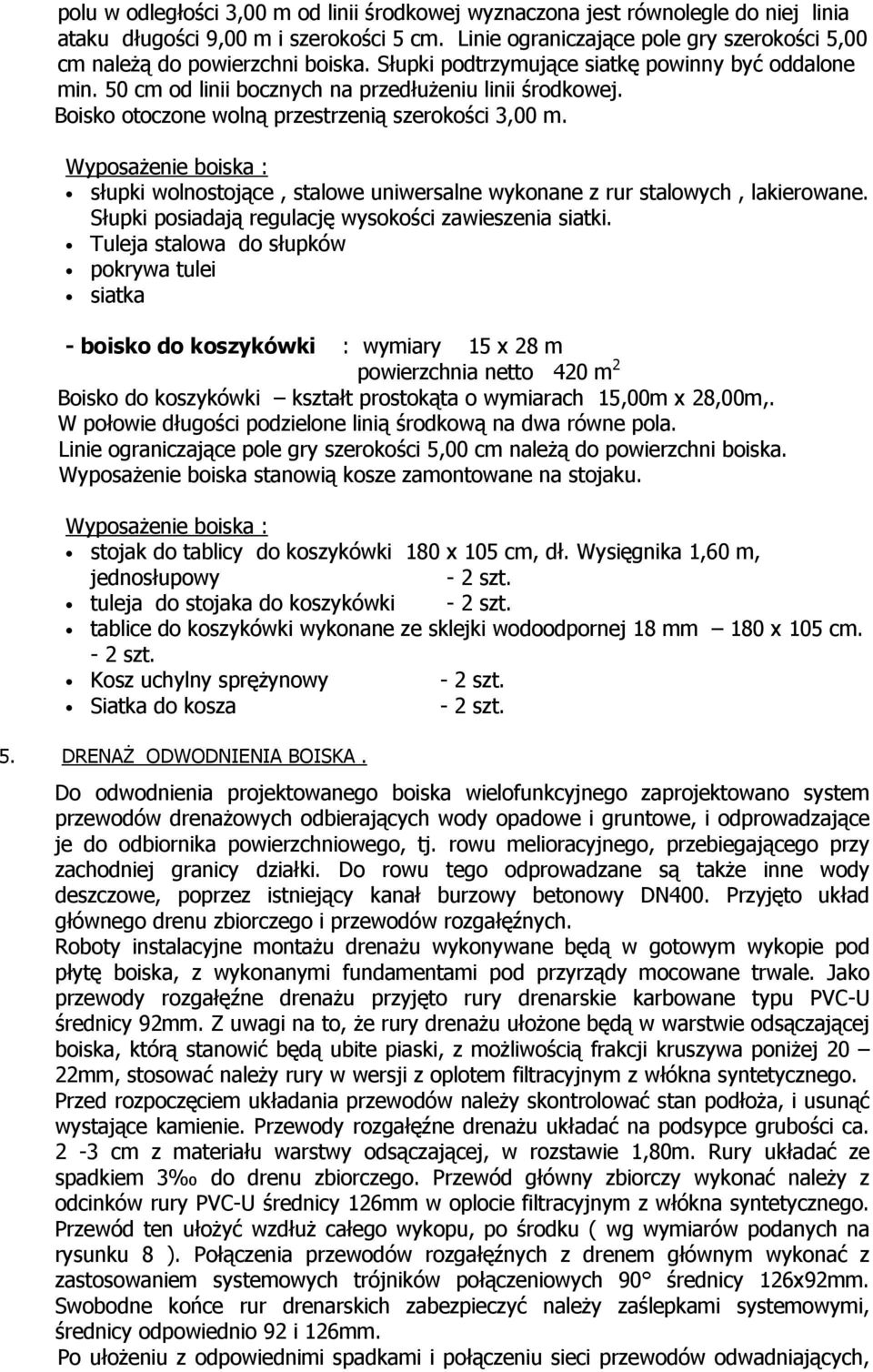 Boisko otoczone wolną przestrzenią szerokości 3,00 m. Wyposażenie boiska : słupki wolnostojące, stalowe uniwersalne wykonane z rur stalowych, lakierowane.