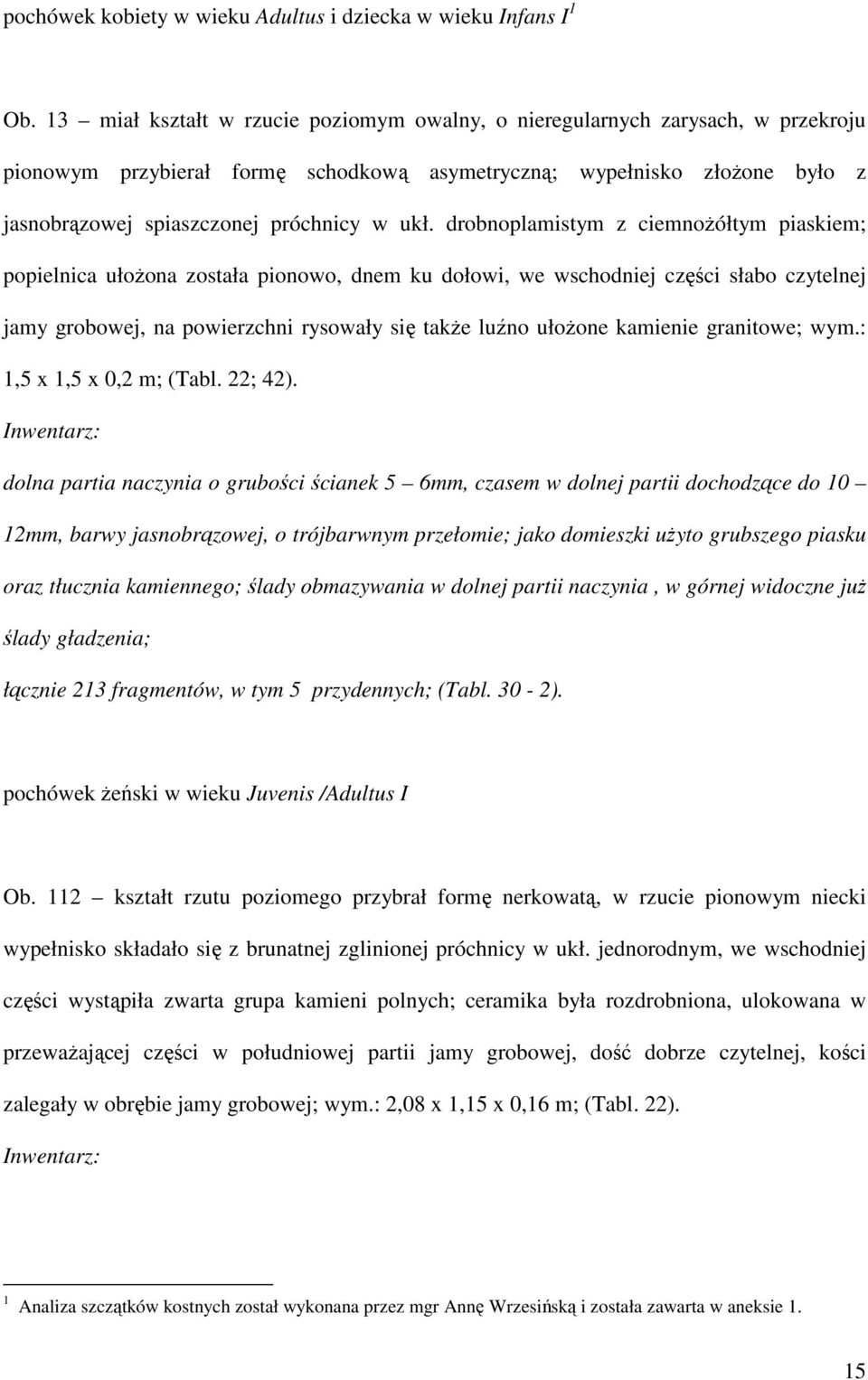 drobnoplamistym z ciemnoŝółtym piaskiem; popielnica ułoŝona została pionowo, dnem ku dołowi, we wschodniej części słabo czytelnej jamy grobowej, na powierzchni rysowały się takŝe luźno ułoŝone