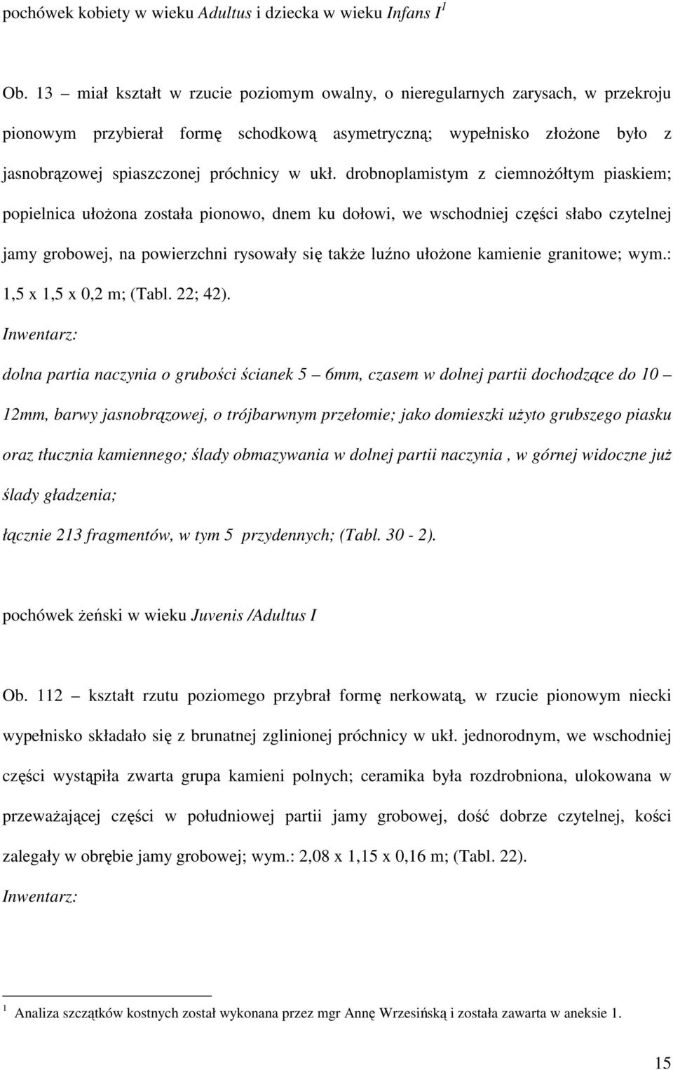 drobnoplamistym z ciemnoŝółtym piaskiem; popielnica ułoŝona została pionowo, dnem ku dołowi, we wschodniej części słabo czytelnej jamy grobowej, na powierzchni rysowały się takŝe luźno ułoŝone