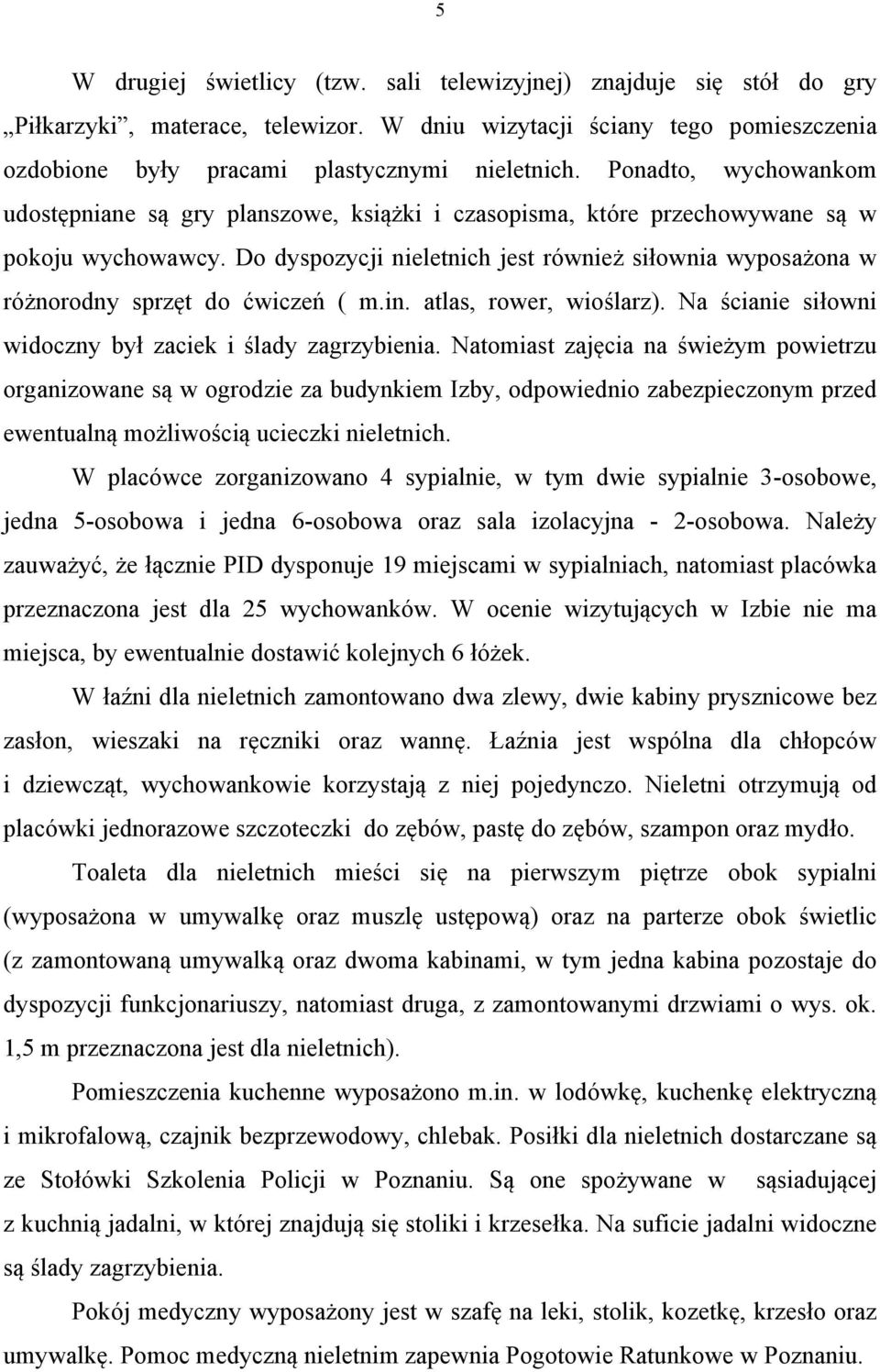 Do dyspozycji nieletnich jest również siłownia wyposażona w różnorodny sprzęt do ćwiczeń ( m.in. atlas, rower, wioślarz). Na ścianie siłowni widoczny był zaciek i ślady zagrzybienia.