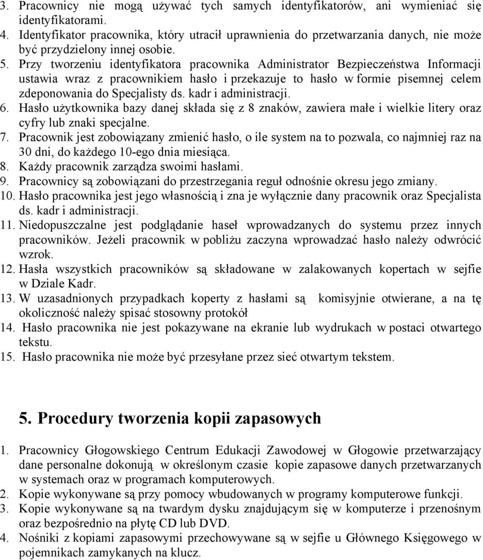 Przy tworzeniu identyfikatora pracownika Administrator Bezpieczeństwa Informacji ustawia wraz z pracownikiem hasło i przekazuje to hasło w formie pisemnej celem zdeponowania do Specjalisty ds.