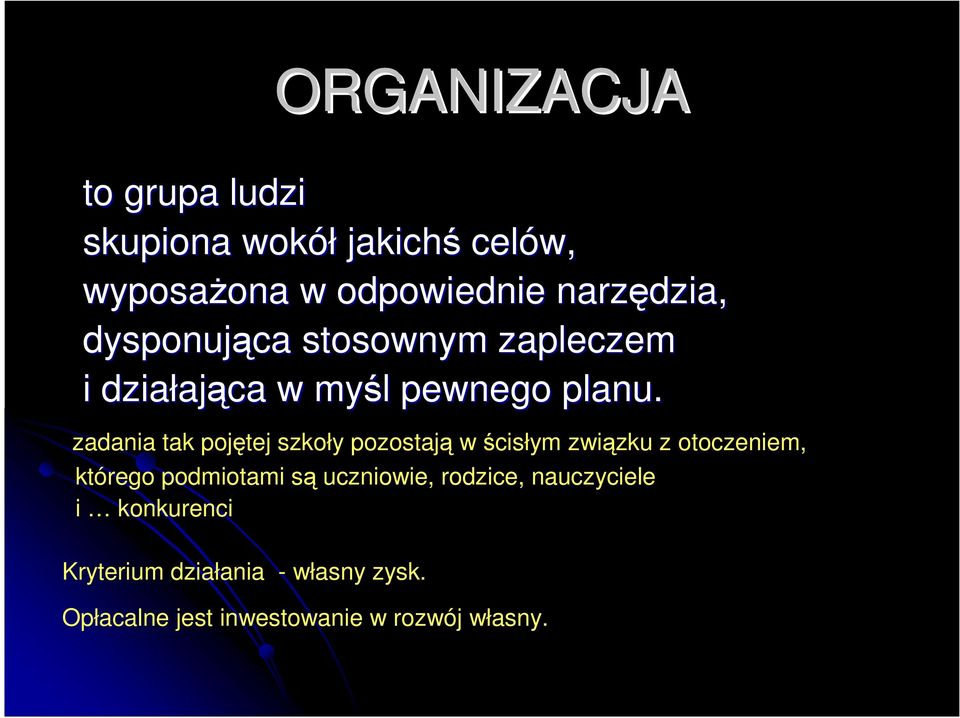 zadania tak pojętej szkoły pozostają w ścisłym związku z otoczeniem, którego podmiotami są