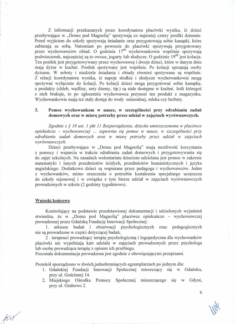 O godzinie 17 00 wychowankowie wspólnie spożywają podwieczorek, najczęściej są to owoce, jogurty lub słodycze. O godzinie 19 00 jest kolacja.