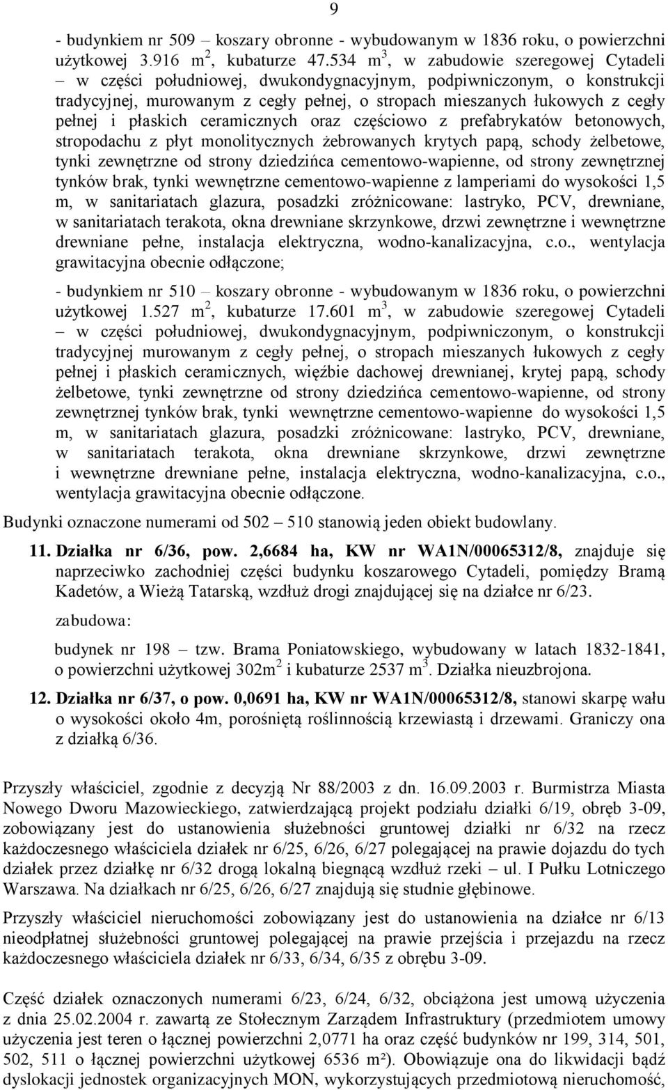 płaskich ceramicznych oraz częściowo z prefabrykatów betonowych, stropodachu z płyt monolitycznych żebrowanych krytych papą, schody żelbetowe, tynki zewnętrzne od strony dziedzińca