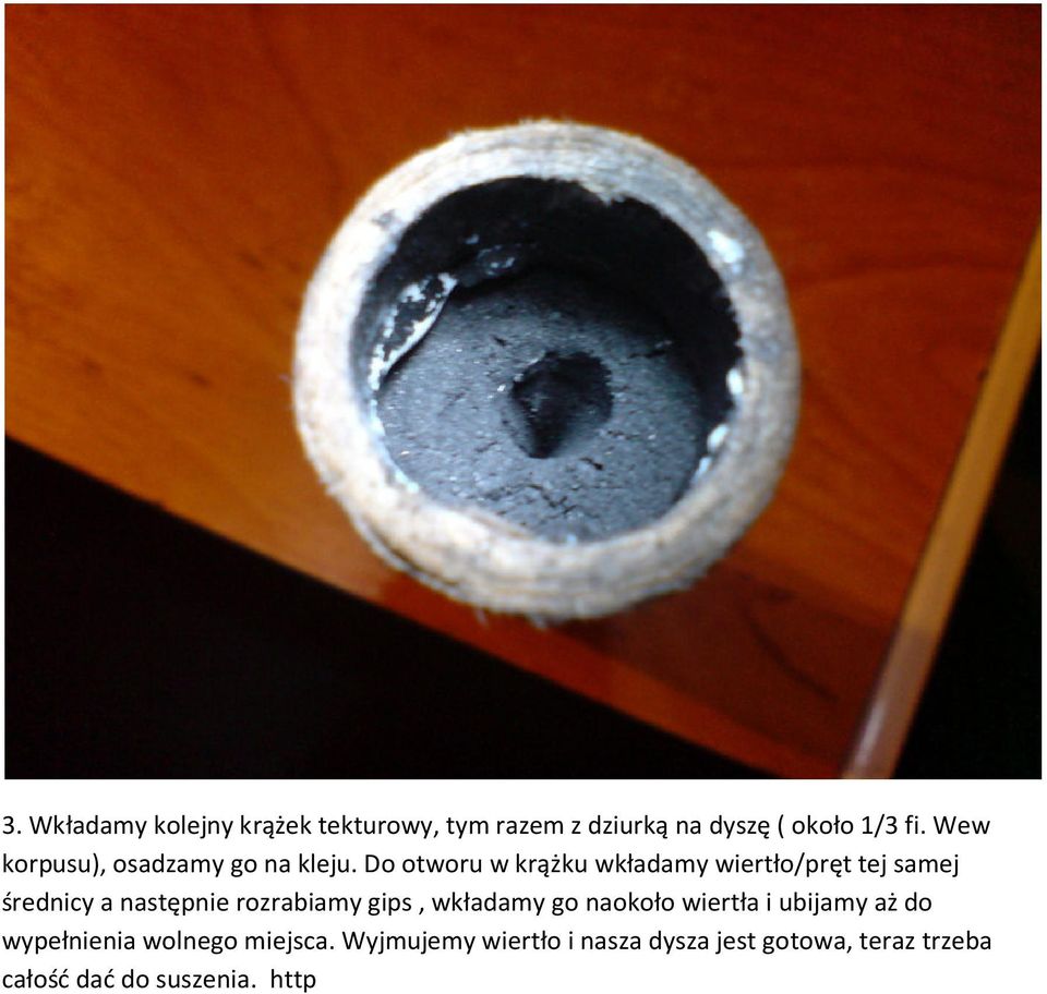 Do otworu w krążku wkładamy wiertło/pręt tej samej średnicy a następnie rozrabiamy gips,