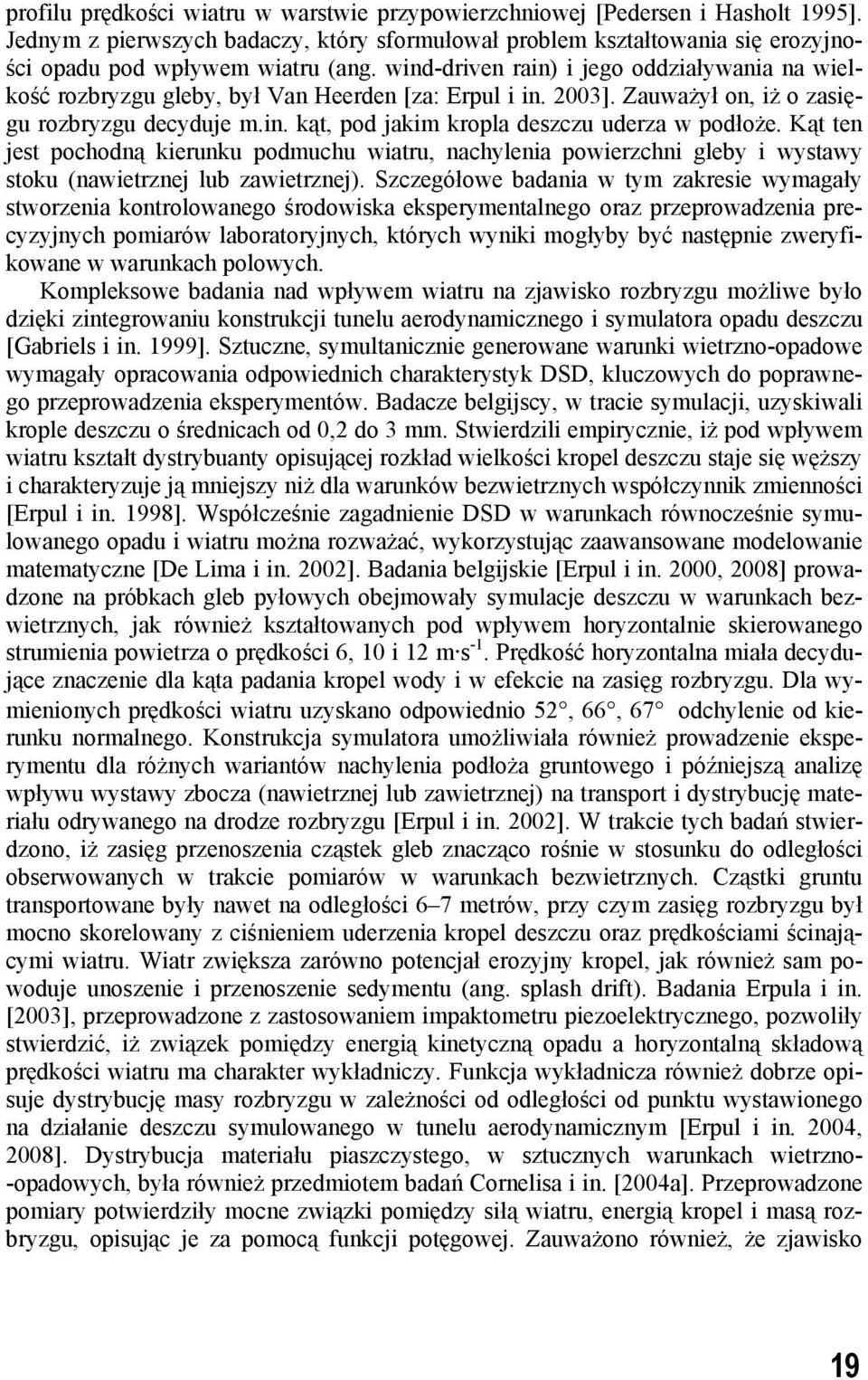 Kąt ten jest pochodną kierunku podmuchu wiatru, nachylenia powierzchni gleby i wystawy stoku (nawietrznej lub zawietrznej).