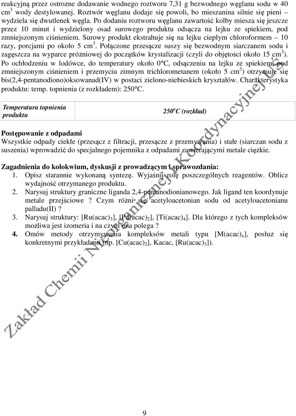 Po dodaniu roztworu węglanu zawartość kolby miesza się jeszcze przez 10 minut i wydzielony osad surowego produktu odsącza na lejku ze spiekiem, pod zmniejszonym ciśnieniem.