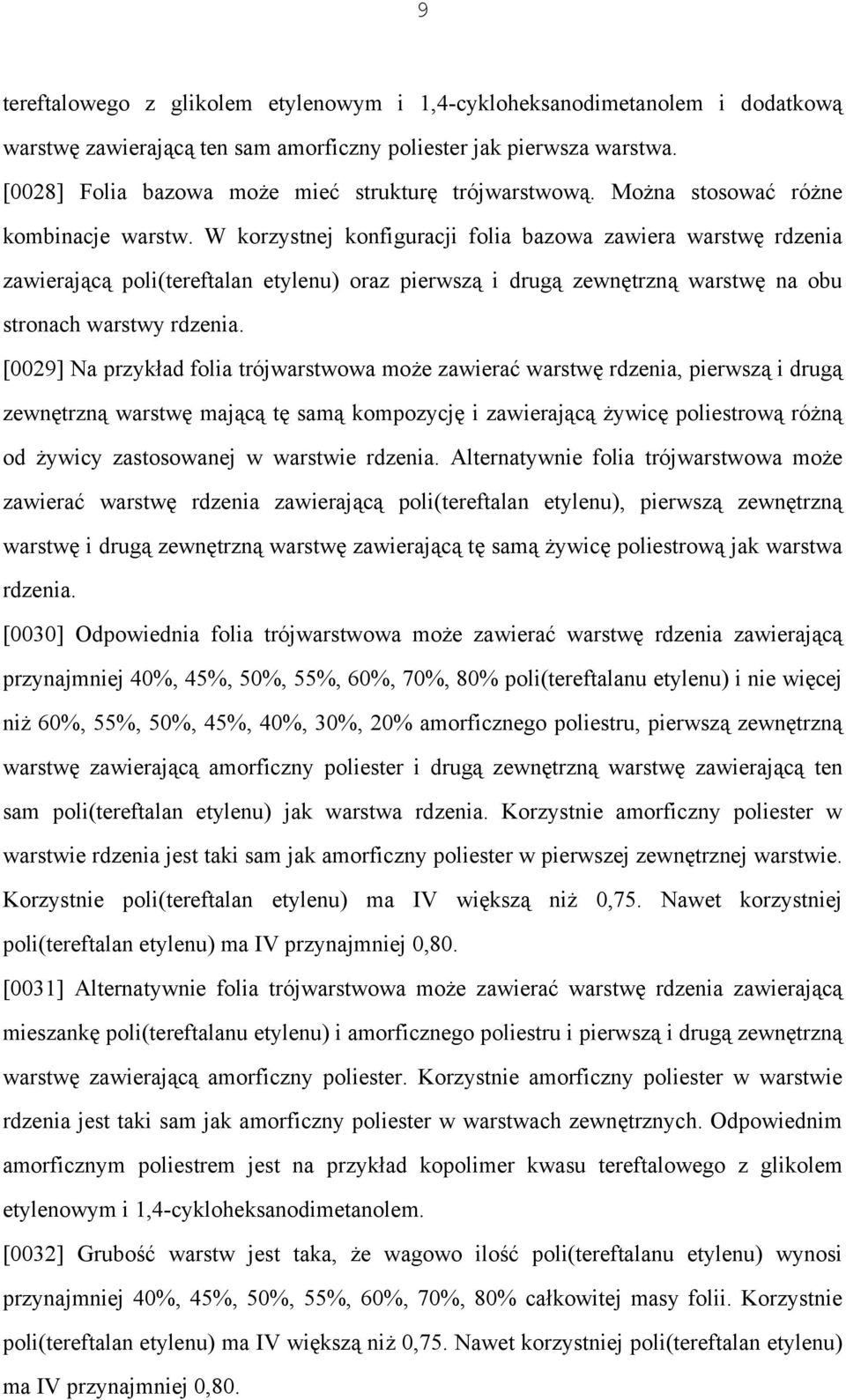 W korzystnej konfiguracji folia bazowa zawiera warstwę rdzenia zawierającą poli(tereftalan etylenu) oraz pierwszą i drugą zewnętrzną warstwę na obu stronach warstwy rdzenia.