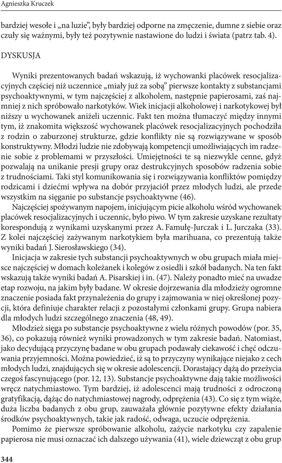 papierosami, zaś najmniej z nich spróbowało narkotyków. Wiek inicjacji alkoholowej i narkotykowej był niższy u wychowanek aniżeli uczennic.