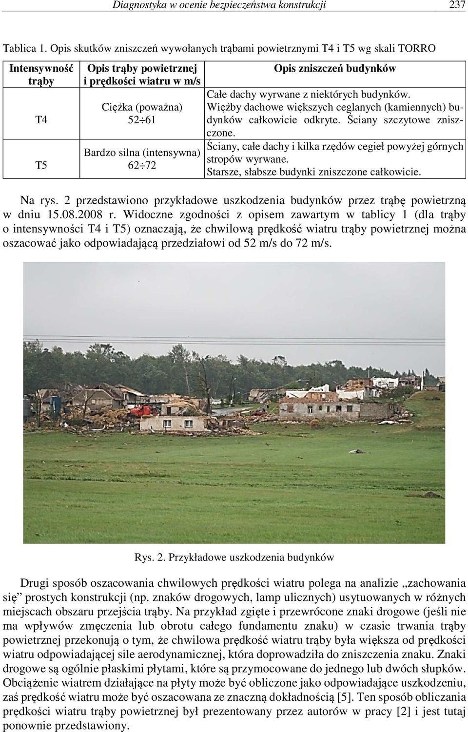 62 72 Opis zniszczeń budynków Całe dachy wyrwane z niektórych budynków. Więźby dachowe większych ceglanych (kamiennych) budynków całkowicie odkryte. Ściany szczytowe zniszczone.