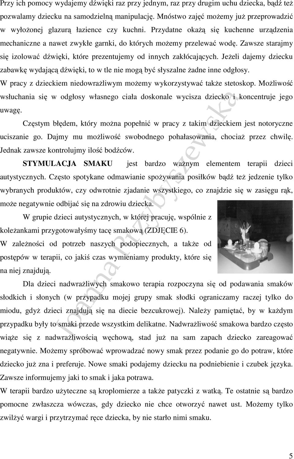 Zawsze starajmy się izolować dźwięki, które prezentujemy od innych zakłócających. Jeżeli dajemy dziecku zabawkę wydającą dźwięki, to w tle nie mogą być słyszalne żadne inne odgłosy.