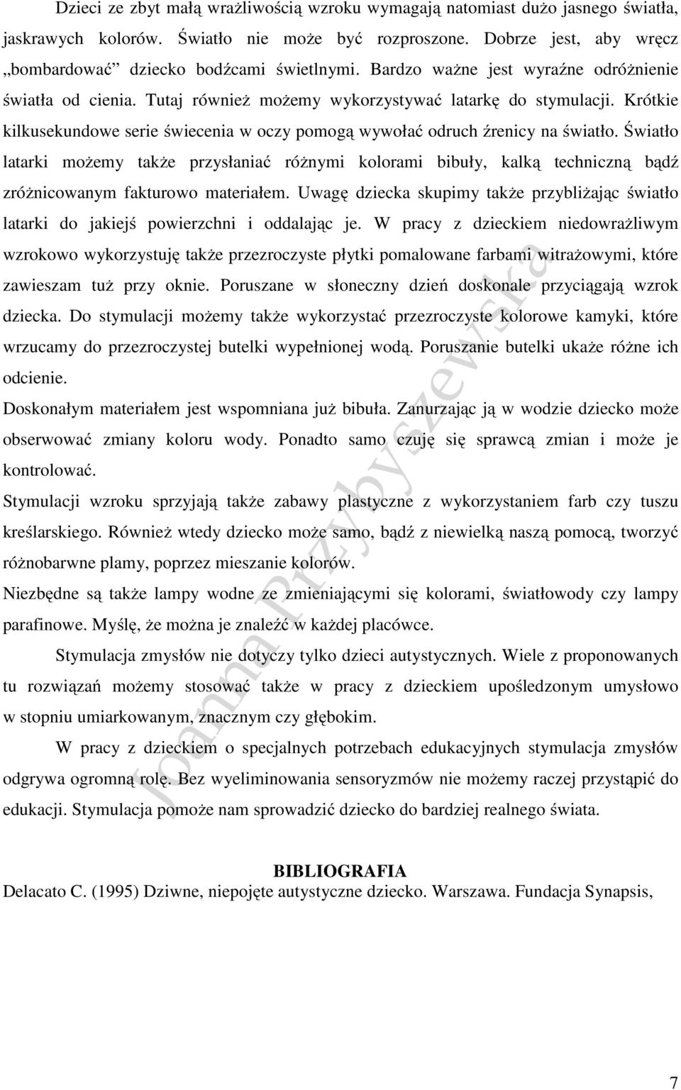Krótkie kilkusekundowe serie świecenia w oczy pomogą wywołać odruch źrenicy na światło.