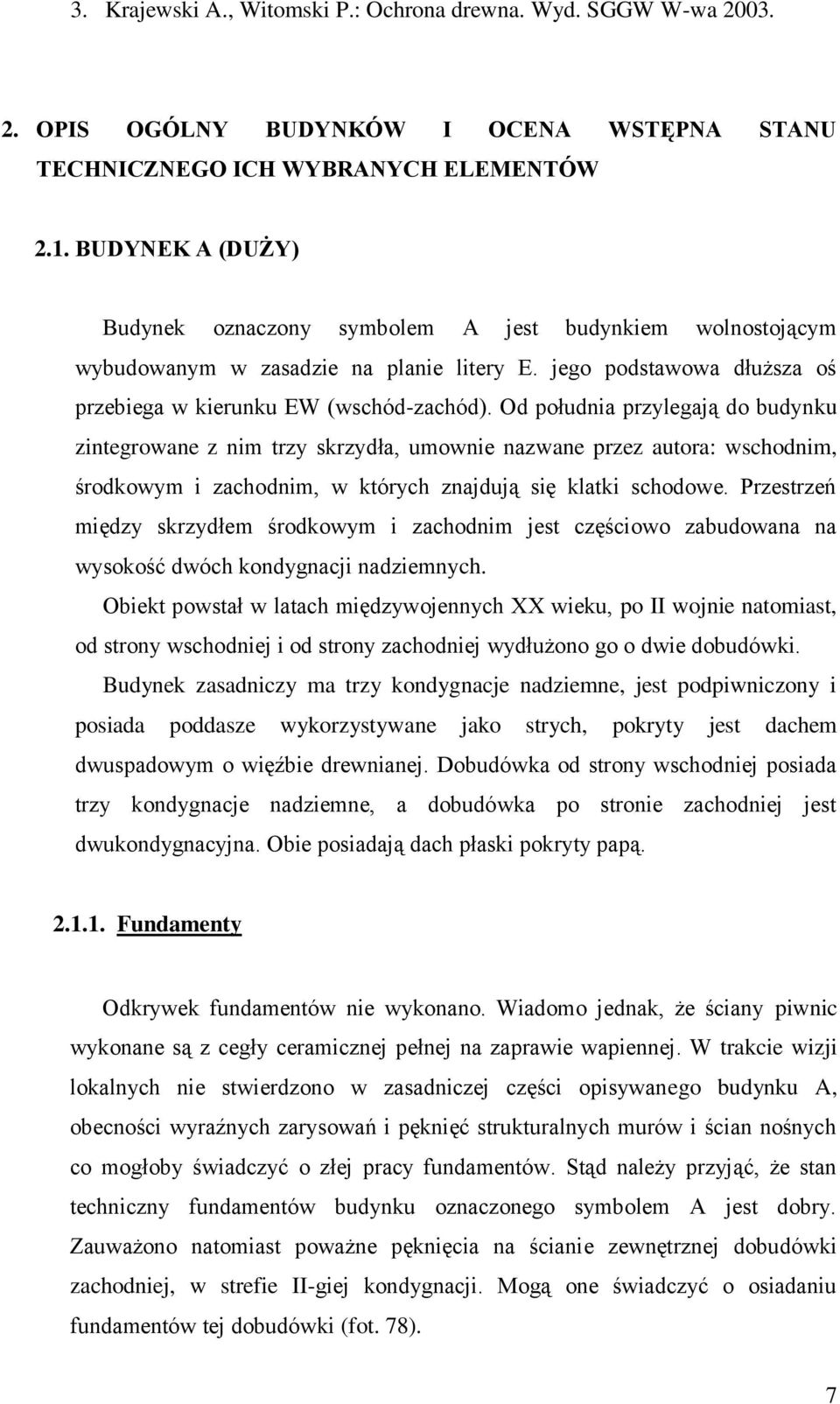 Od południa przylegają do budynku zintegrowane z nim trzy skrzydła, umownie nazwane przez autora: wschodnim, środkowym i zachodnim, w których znajdują się klatki schodowe.