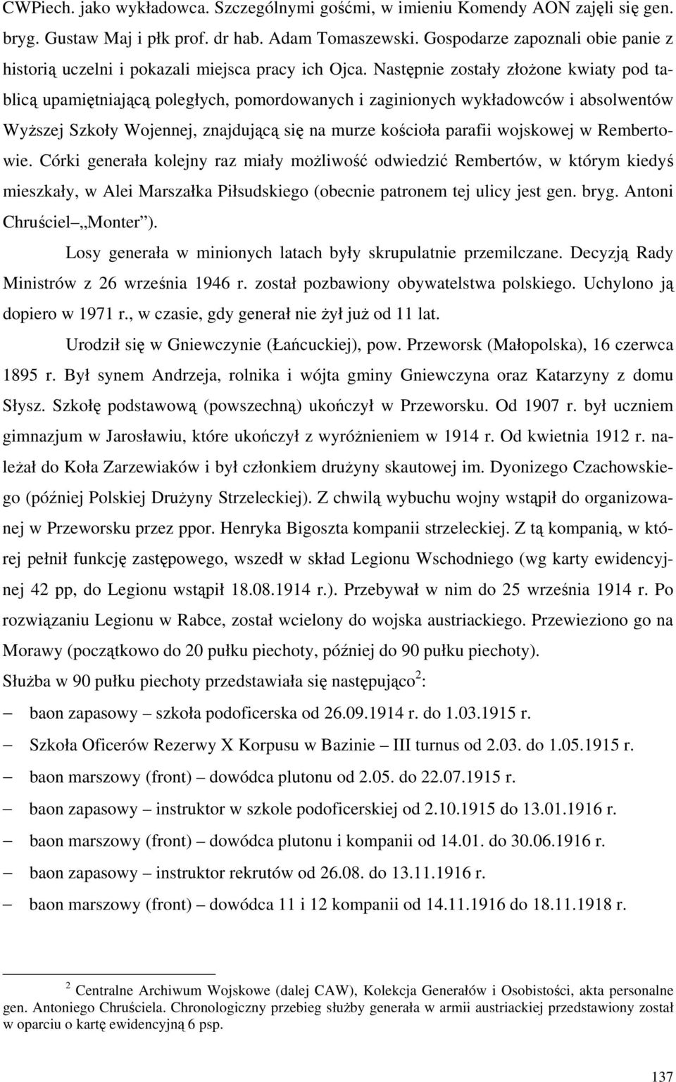 Następnie zostały złożone kwiaty pod tablicą upamiętniającą poległych, pomordowanych i zaginionych wykładowców i absolwentów Wyższej Szkoły Wojennej, znajdującą się na murze kościoła parafii