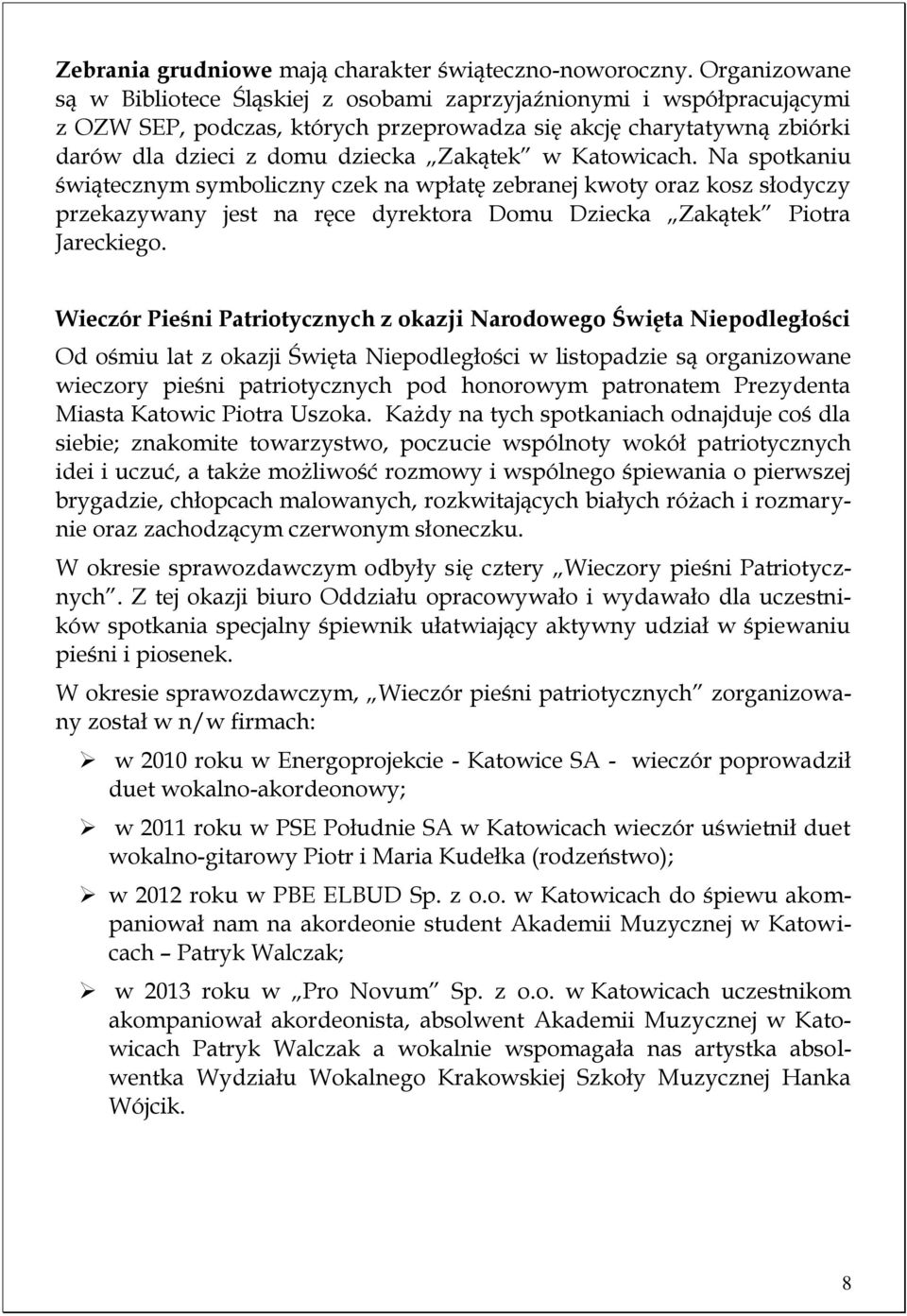 Katowicach. Na spotkaniu świątecznym symboliczny czek na wpłatę zebranej kwoty oraz kosz słodyczy przekazywany jest na ręce dyrektora Domu Dziecka Zakątek Piotra Jareckiego.