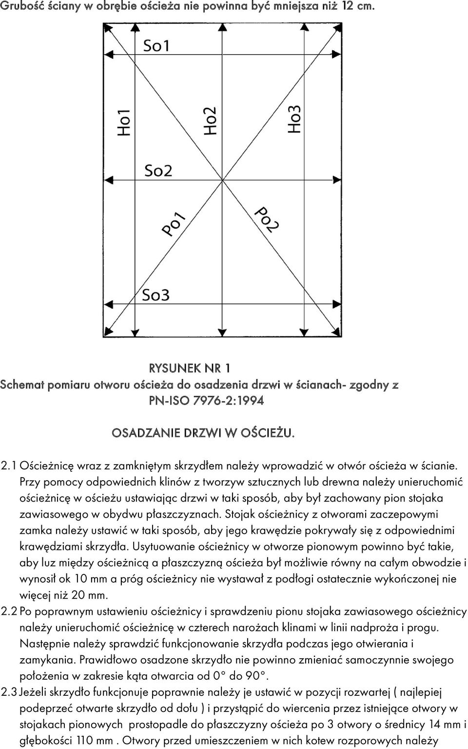 Przy pomocy odpowiednich klinów z tworzyw sztucznych lub drewna należy unieruchomić ościeżnicę w ościeżu ustawiając drzwi w taki sposób, aby był zachowany pion stojaka zawiasowego w obydwu