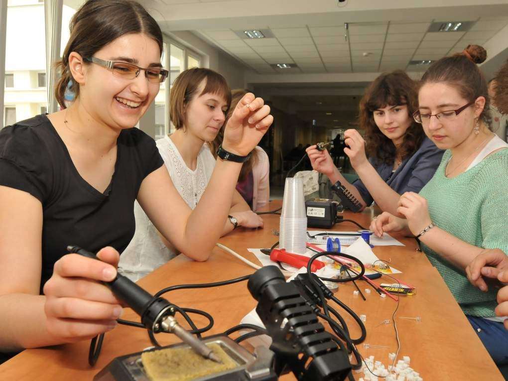 WSKAZÓWKI Można deklarować chęć przystąpienia do rekrutacji aż na 8 wybranych kierunkach studiów ze wszystkich dostępnych na wydziałach PŁ, uwzględniając formy studiów stacjonarne (dzienne) i