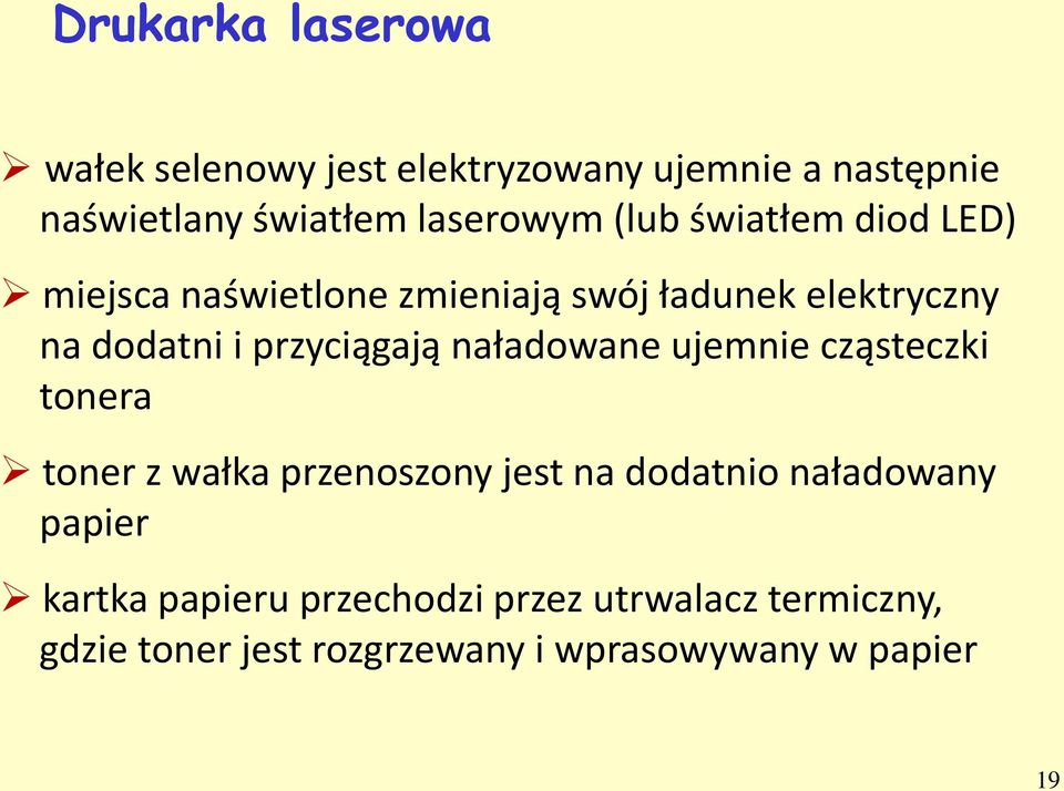 naładowane ujemnie cząsteczki tonera toner z wałka przenoszony jest na dodatnio naładowany papier