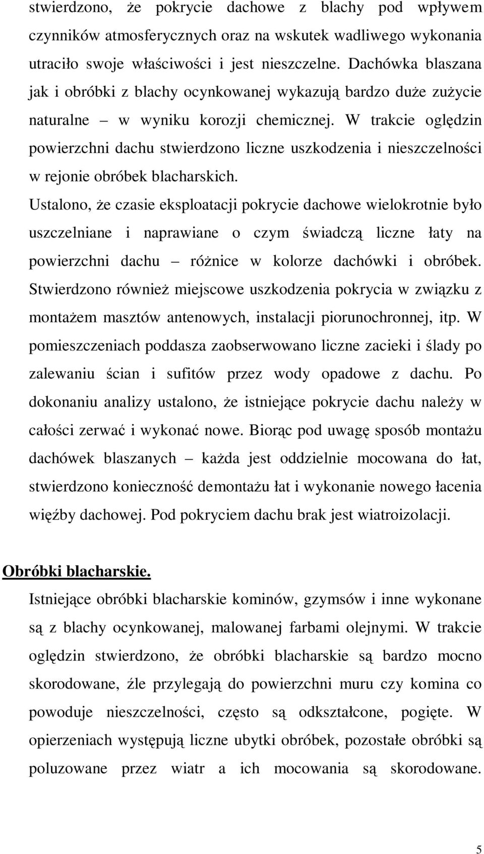 W trakcie oględzin powierzchni dachu stwierdzono liczne uszkodzenia i nieszczelności w rejonie obróbek blacharskich.