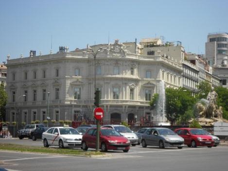 kosztuje 1,15. Po Porto kursuje również wiele linii autobusowych. Oczywiście można zakupić bilet miesięczny, jego koszt również zależy od ilości stref na które go wykupujemy.