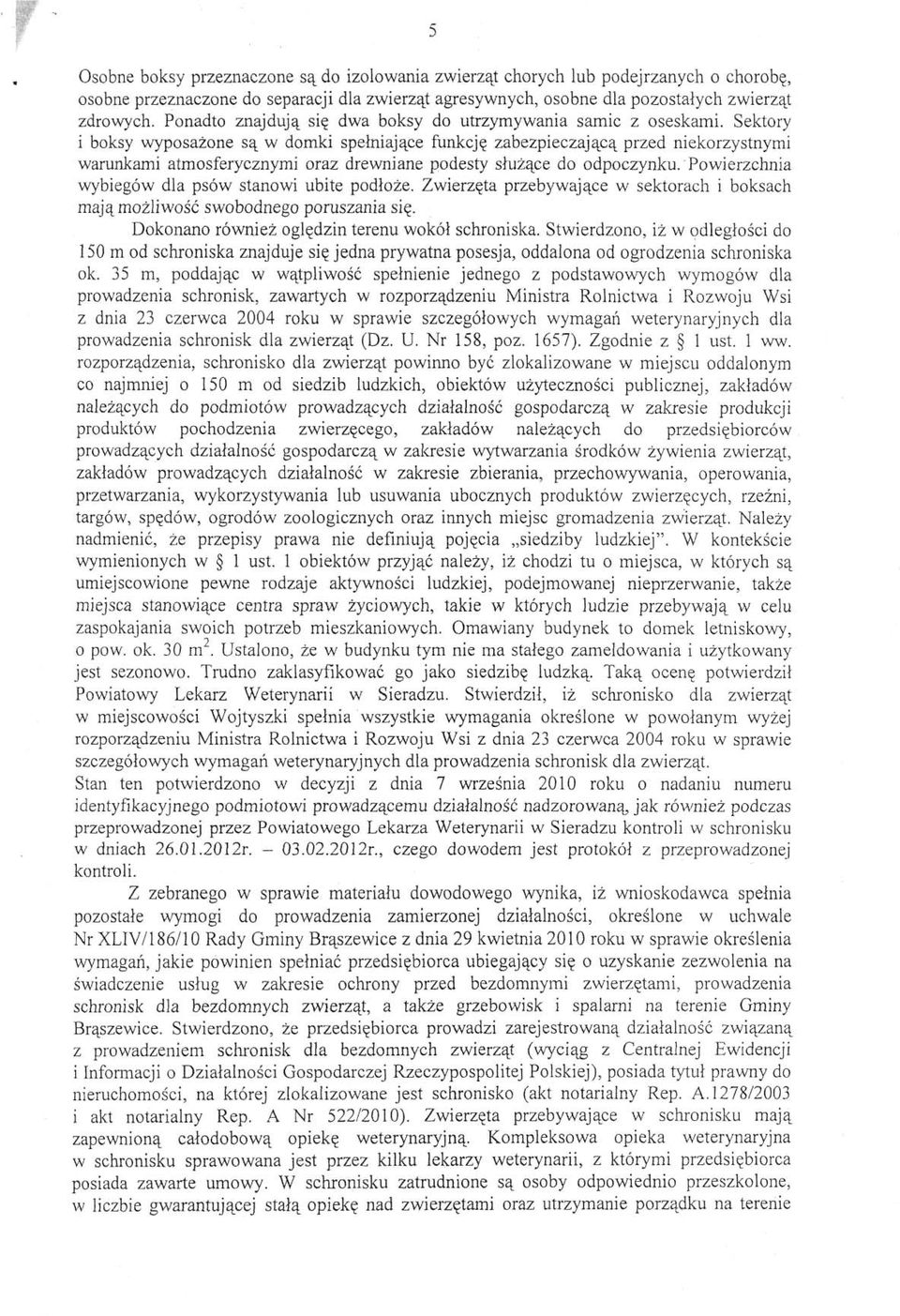 Sektory i boksy wyposażone są w domki spełniające funkcję zabezpieczającą przed niekorzystnymi warunkami atmosferycznymi oraz drewniane podesty służące do odpoczynku.