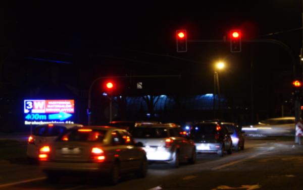 DOMKE Konrad 1 ZALESIŃSKA Małgorzata WANDACHOWICZ Krzysztof SKRZYPCZAK Przemysław MROCZKOWSKA Sandra Wielkoformatowe elektroniczne reklamy a bezpieczeństwo użytkowników ruchu drogowego WSTĘP