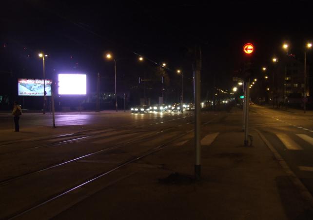 Rys. 2 Reklama tradycyjna i elektroniczna zbyt jaskrawa, utrudniająca skręt w lewo 1.