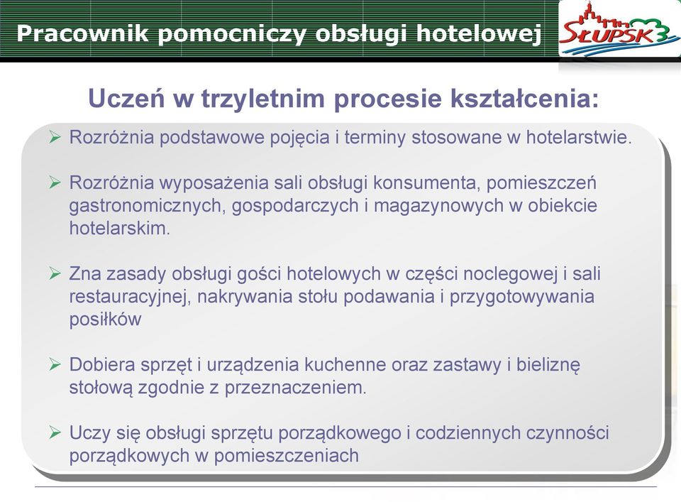 Zna zasady obsługi gości hotelowych w części noclegowej i sali restauracyjnej, nakrywania stołu podawania i przygotowywania posiłków Dobiera sprzęt