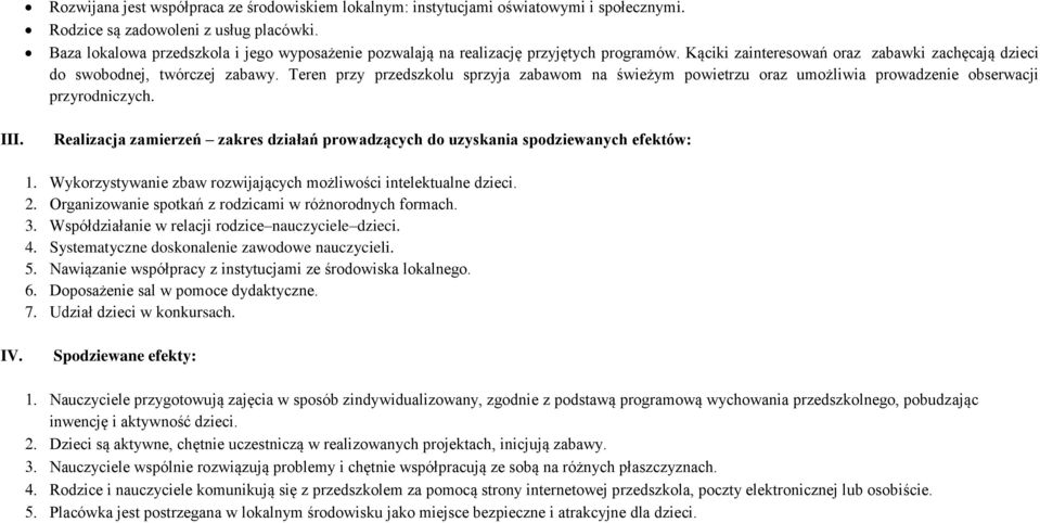 Teren przy przedszkolu sprzyja zabawom na świeżym powietrzu oraz umożliwia prowadzenie obserwacji przyrodniczych.