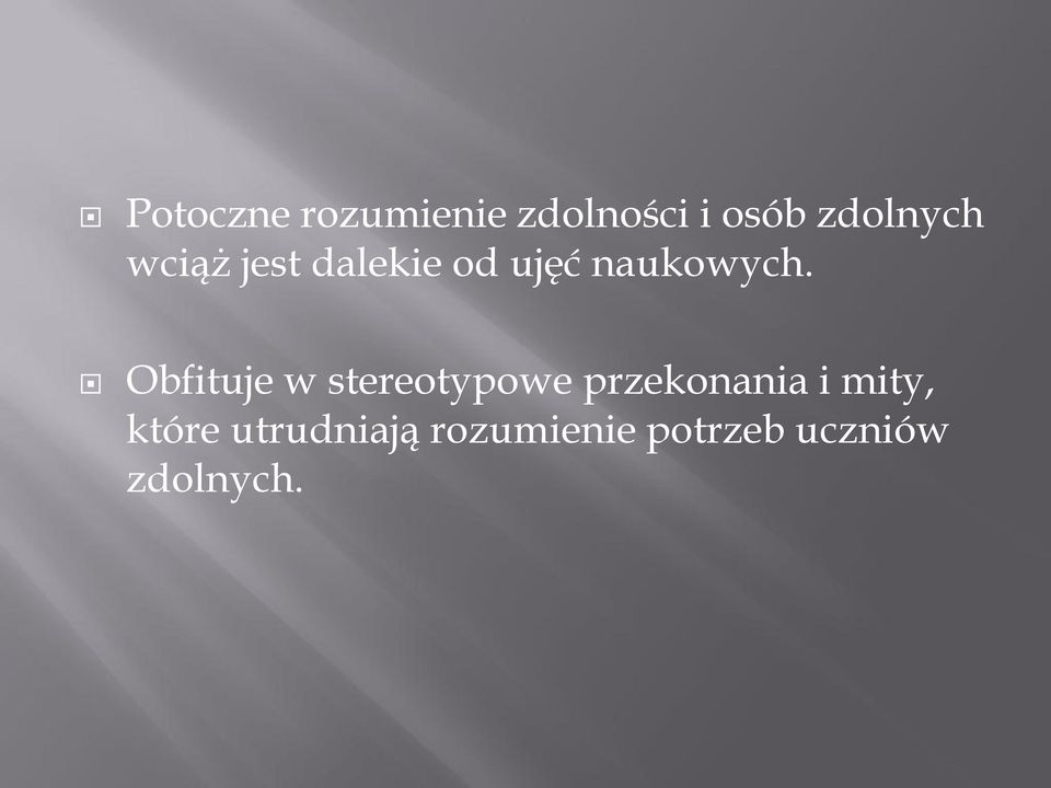 Obfituje w stereotypowe przekonania i mity,