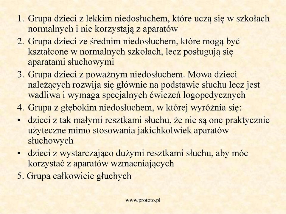 Mowa dzieci należących rozwija się głównie na podstawie słuchu lecz jest wadliwa i wymaga specjalnych ćwiczeń logopedycznych 4.