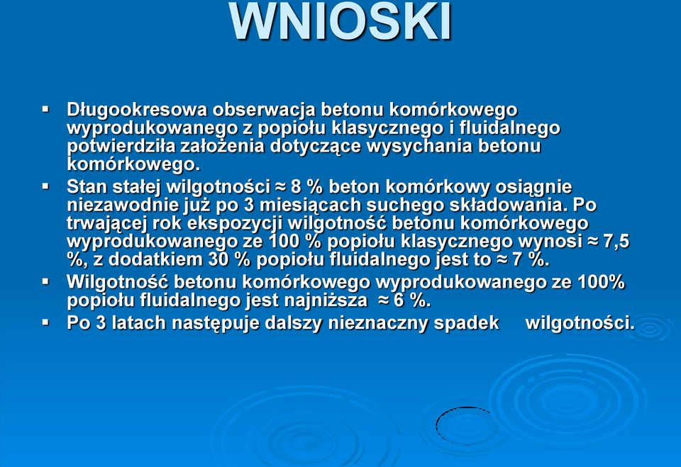 Po trwającej rok ekspozycji wilgotność betonu komórkowego wyprodukowanego ze 100 % popiołu klasycznego wynosi 7,5 %, z dodatkiem 30 % popiołu