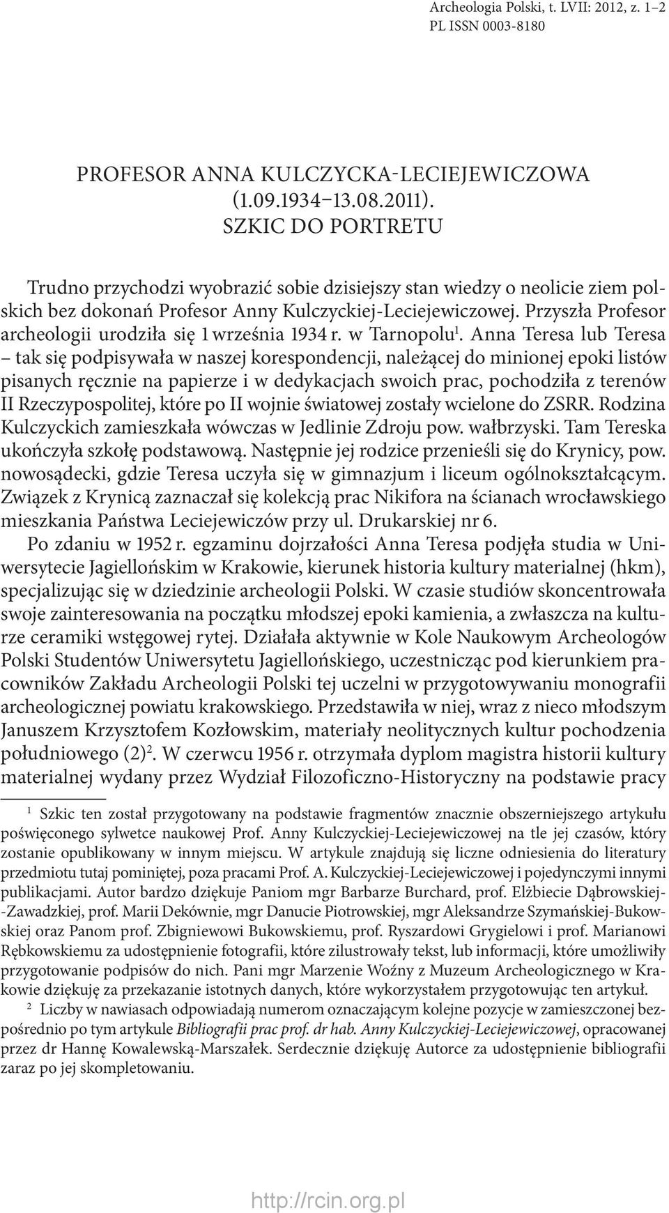 Przyszła Profesor archeologii urodziła się 1 września 1934 r. w Tarnopolu 1.