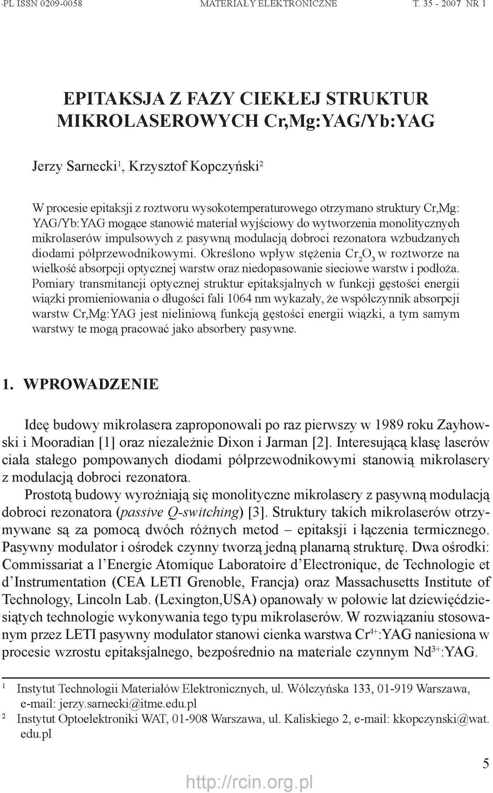 Cr,Mg: YAG/Yb:YAG mogące stanowić materiał wyjściowy do wytworzenia monolitycznych mikrolaserów impulsowych z pasywną modulacją dobroci rezonatora wzbudzanych diodami półprzewodnikowymi.