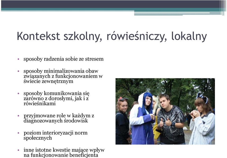 się zarówno z dorosłymi, jak i z rówieśnikami przyjmowane role w każdym z diagnozowanych