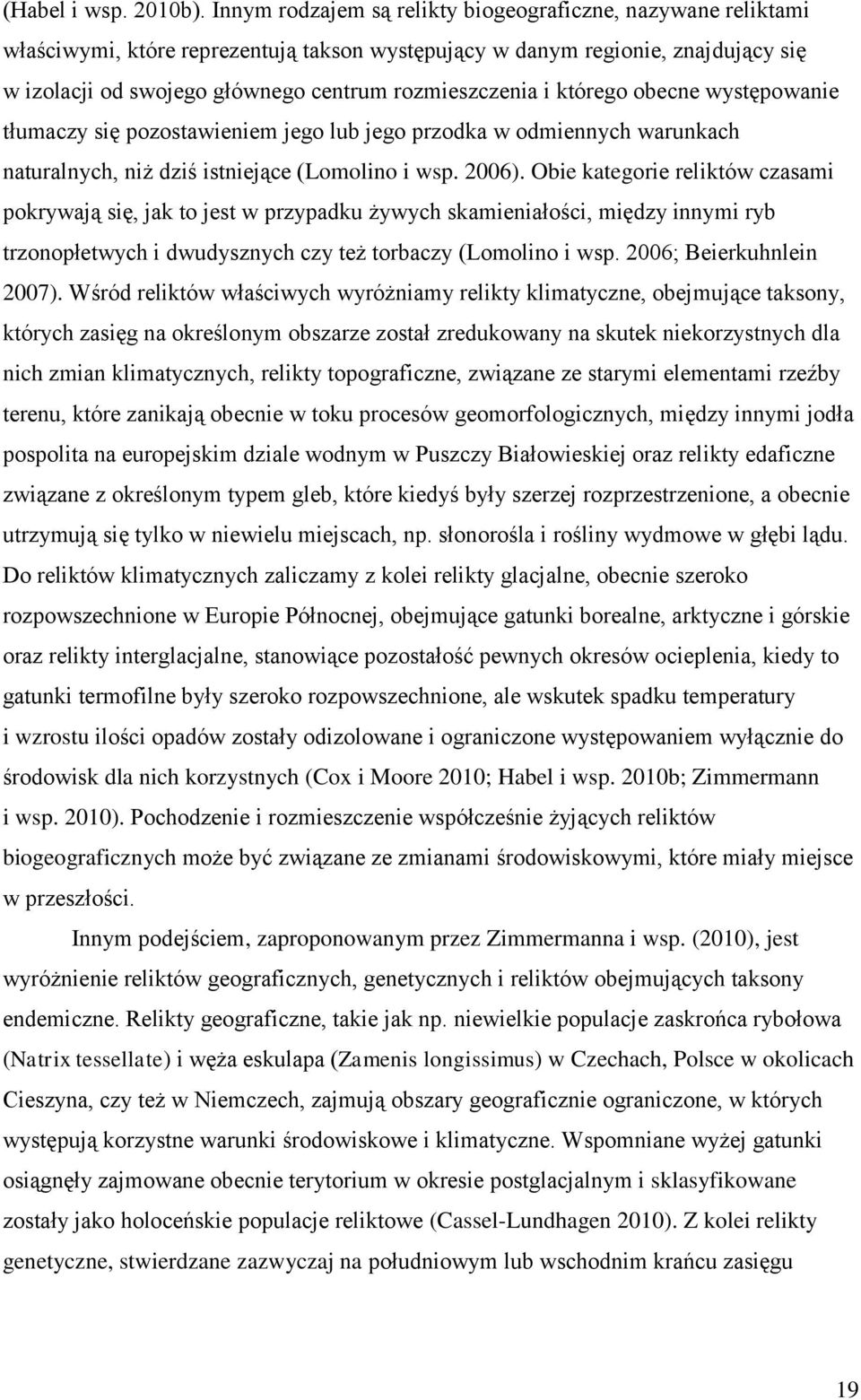 i którego obecne występowanie tłumaczy się pozostawieniem jego lub jego przodka w odmiennych warunkach naturalnych, niż dziś istniejące (Lomolino i wsp. 2006).